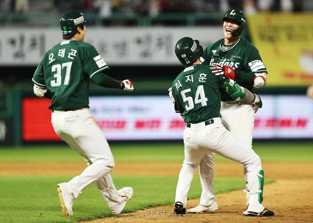 채현우(오른쪽)가 16일 인천 SSG 랜더스필드에서 열린 SSG 랜더스와 LG 트윈스의 경기에서 9회말 끝내기 안타를 때리자 최지훈과 오태곤이 달려 나와 채현우를 반기고 있다. 2026.5.16 SSG 랜더스 제공