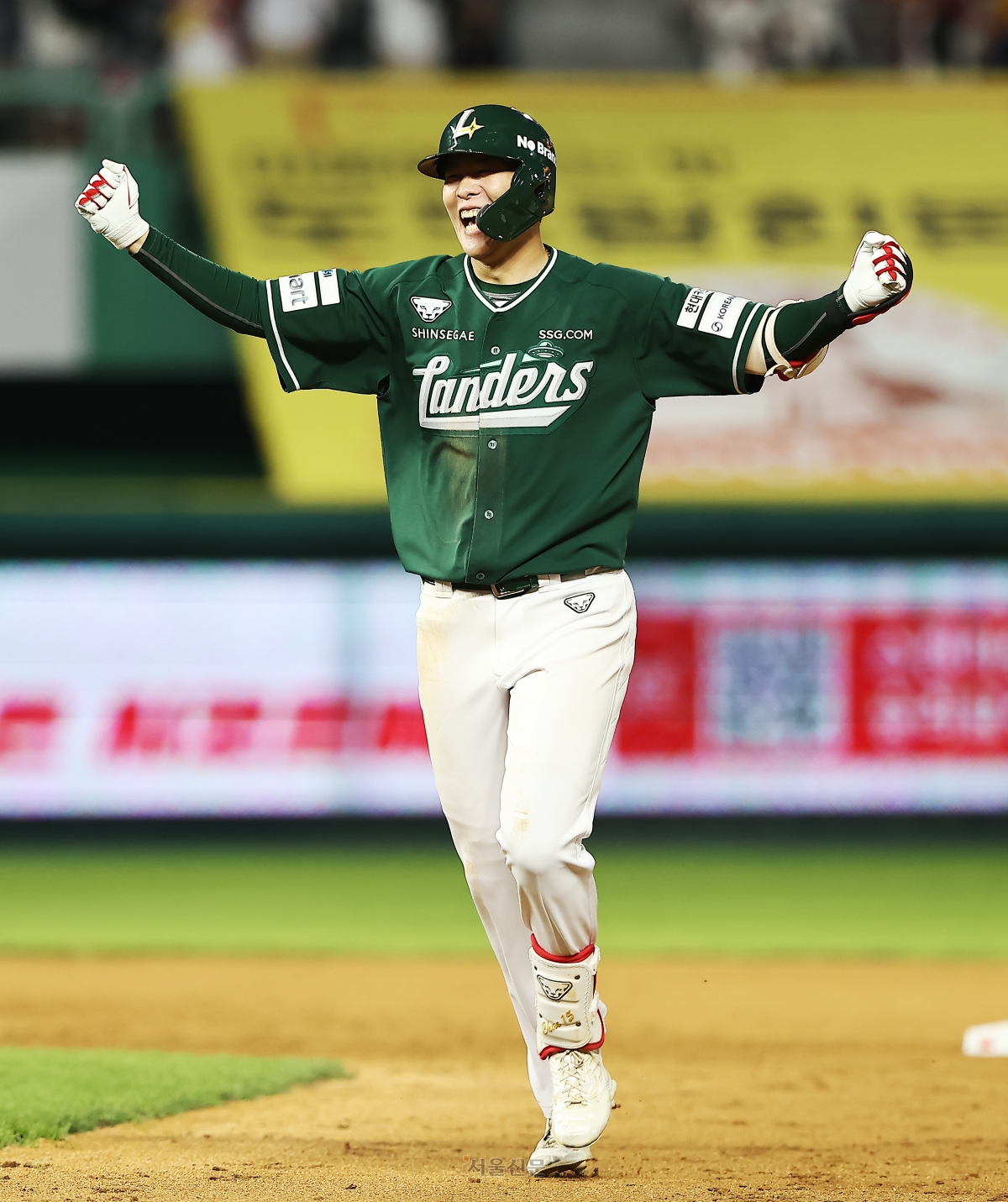 SSG 랜더스 채현우가 16일 인천 SSG 랜더스필드에서 열린 SSG와 LG 트윈스의 경기에서 끝내기 안타를 때린 후 기뻐하고 있다. 2026.5.16 SSG 랜더스 제공