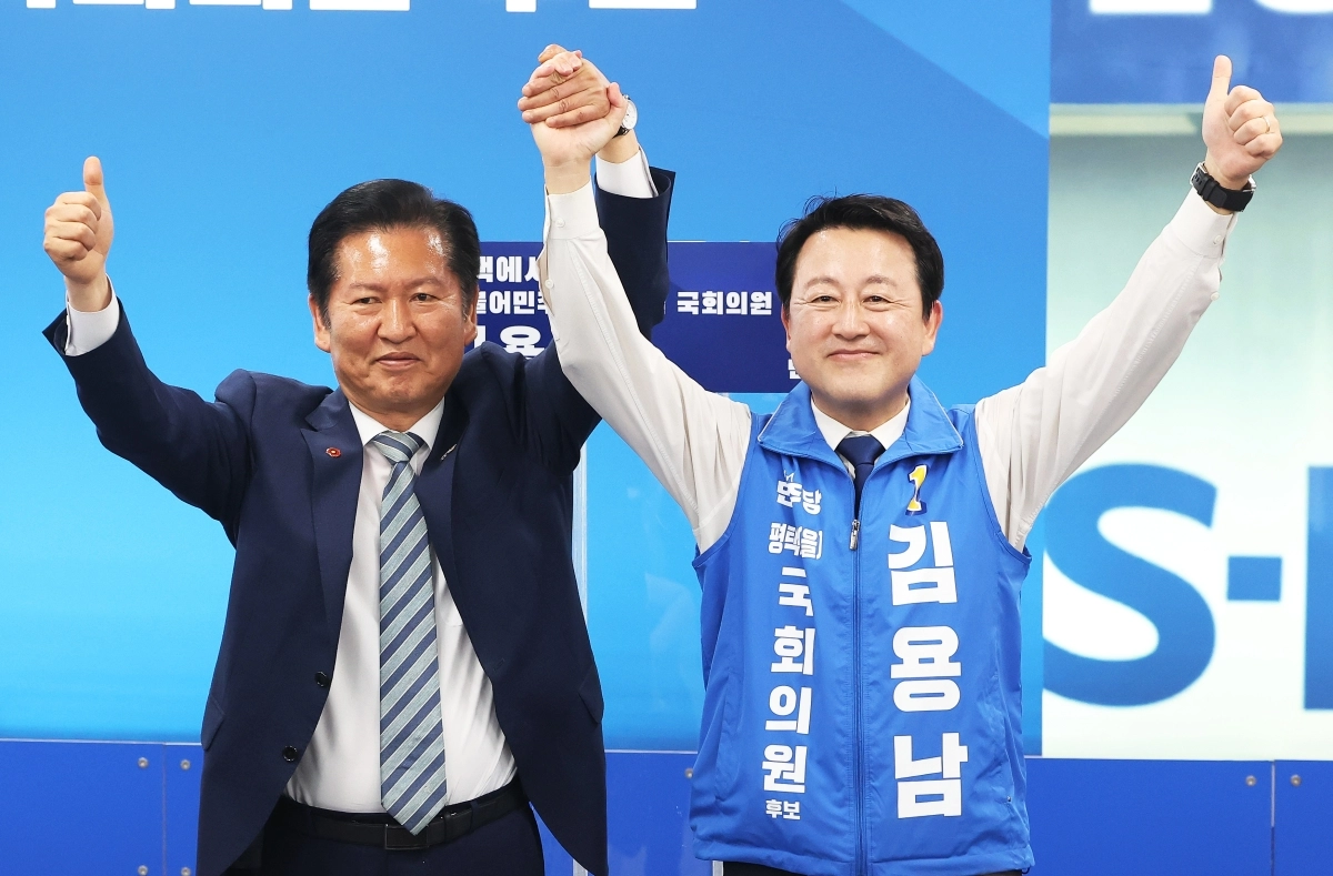 정청래 대표와 손 맞잡은 김용남 후보
