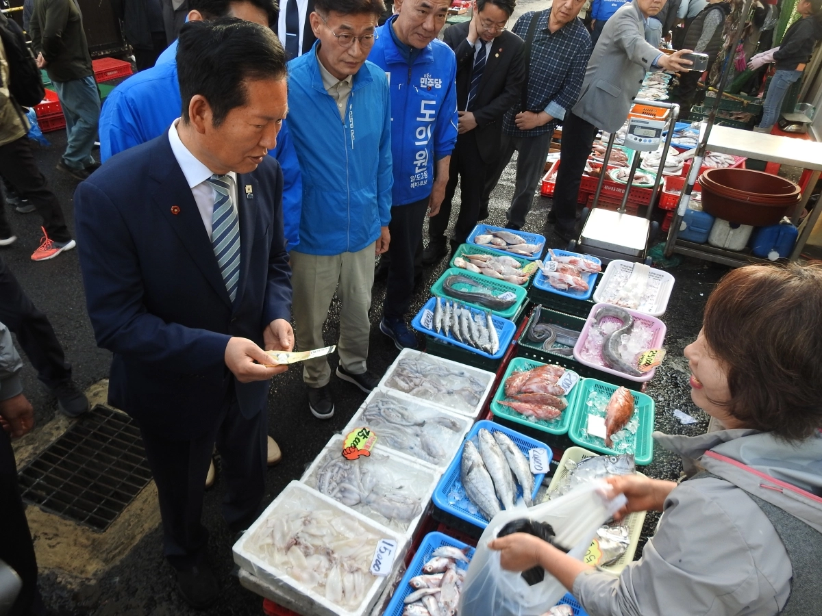 수산물 사는 정청래 대표