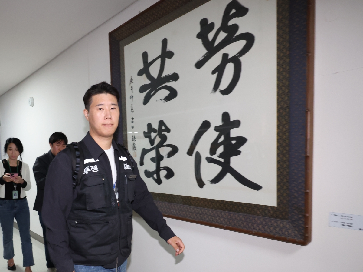 ‘노사공영’ 앞 지나는 최승호 초기업노조 삼성전자지부 위원장