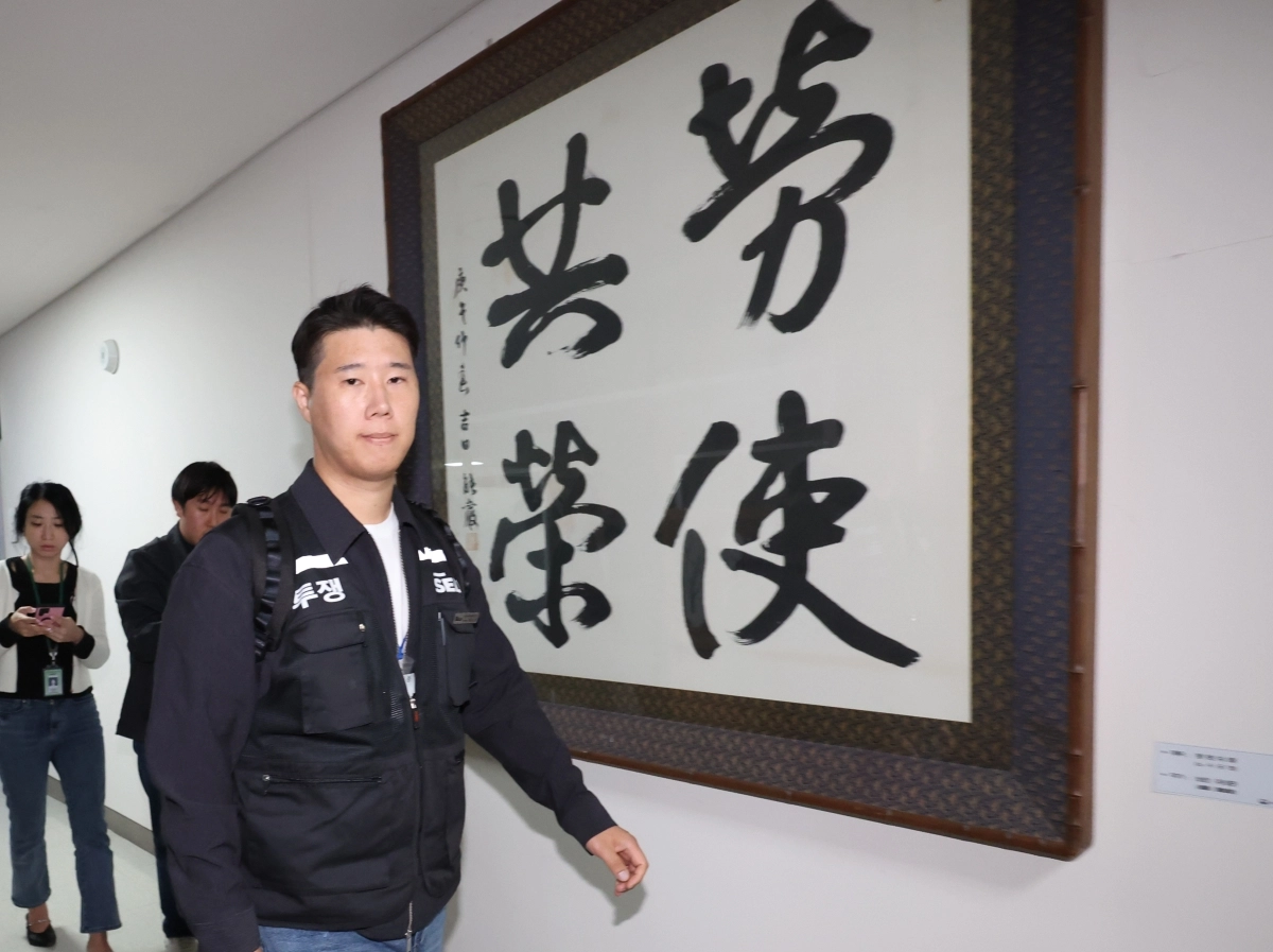 ‘노사공영’ 앞 지나는 최승호 초기업노조 삼성전자지부 위원장