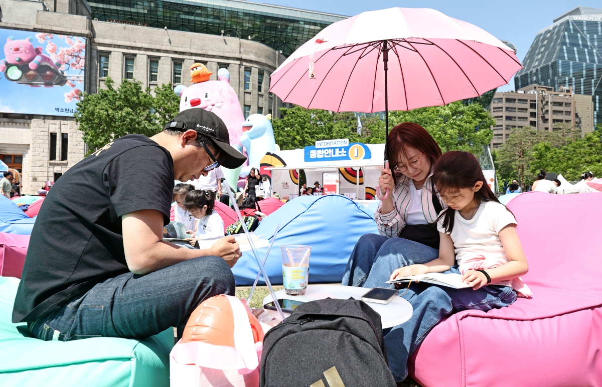 노동절인 지난 1일 서울광장에 설치된 야외도서관 ‘책 읽는 서울광장’에서 시민들이 책을 읽으며 독서와 휴식을 즐기고 있다. 연합뉴스
