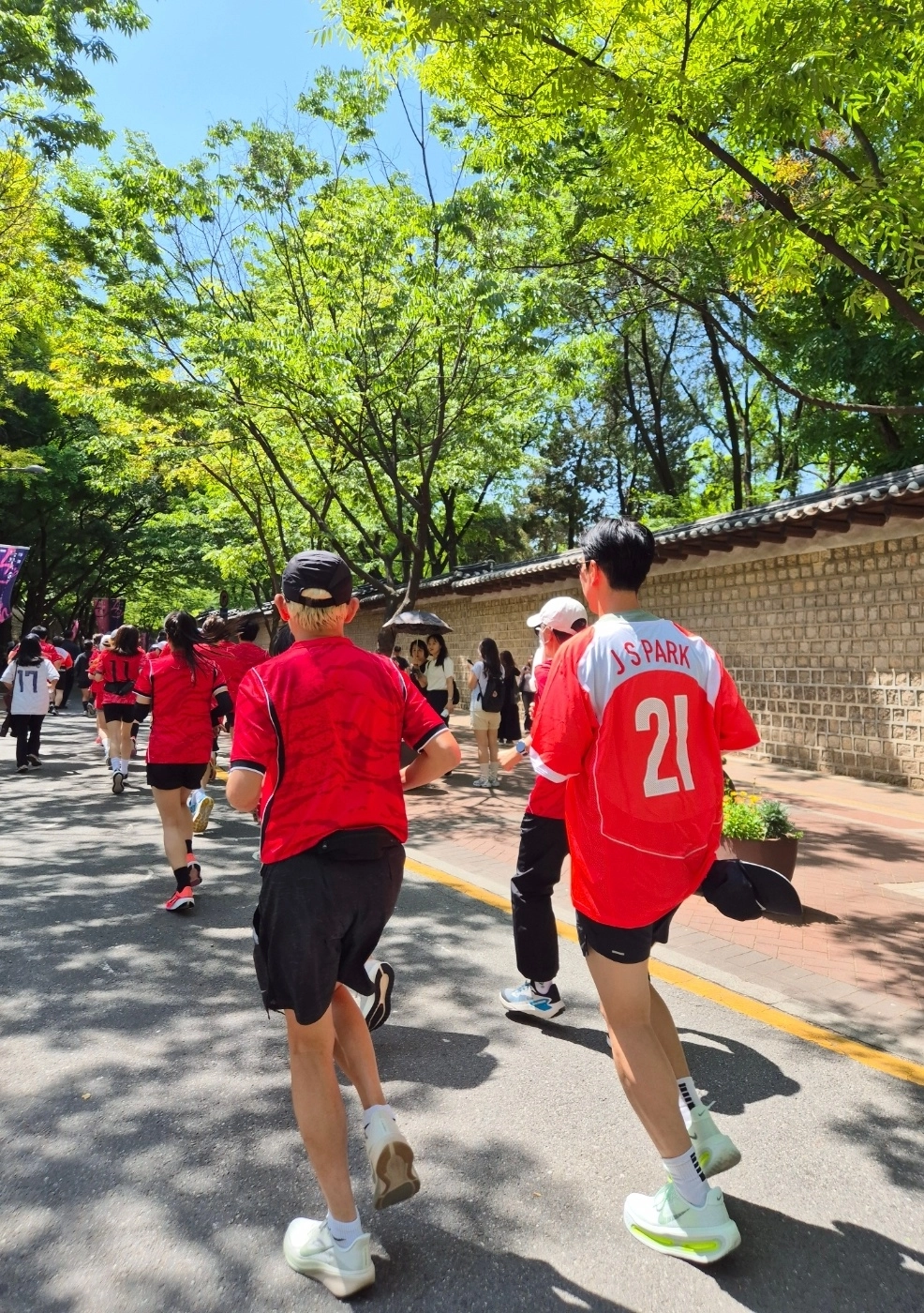 대한민국 축구대표팀 유니폼을 입은 시민들이 16일 서울 중구 덕수궁 옆 정동길을 함께 달리고 있다. 박성국 기자