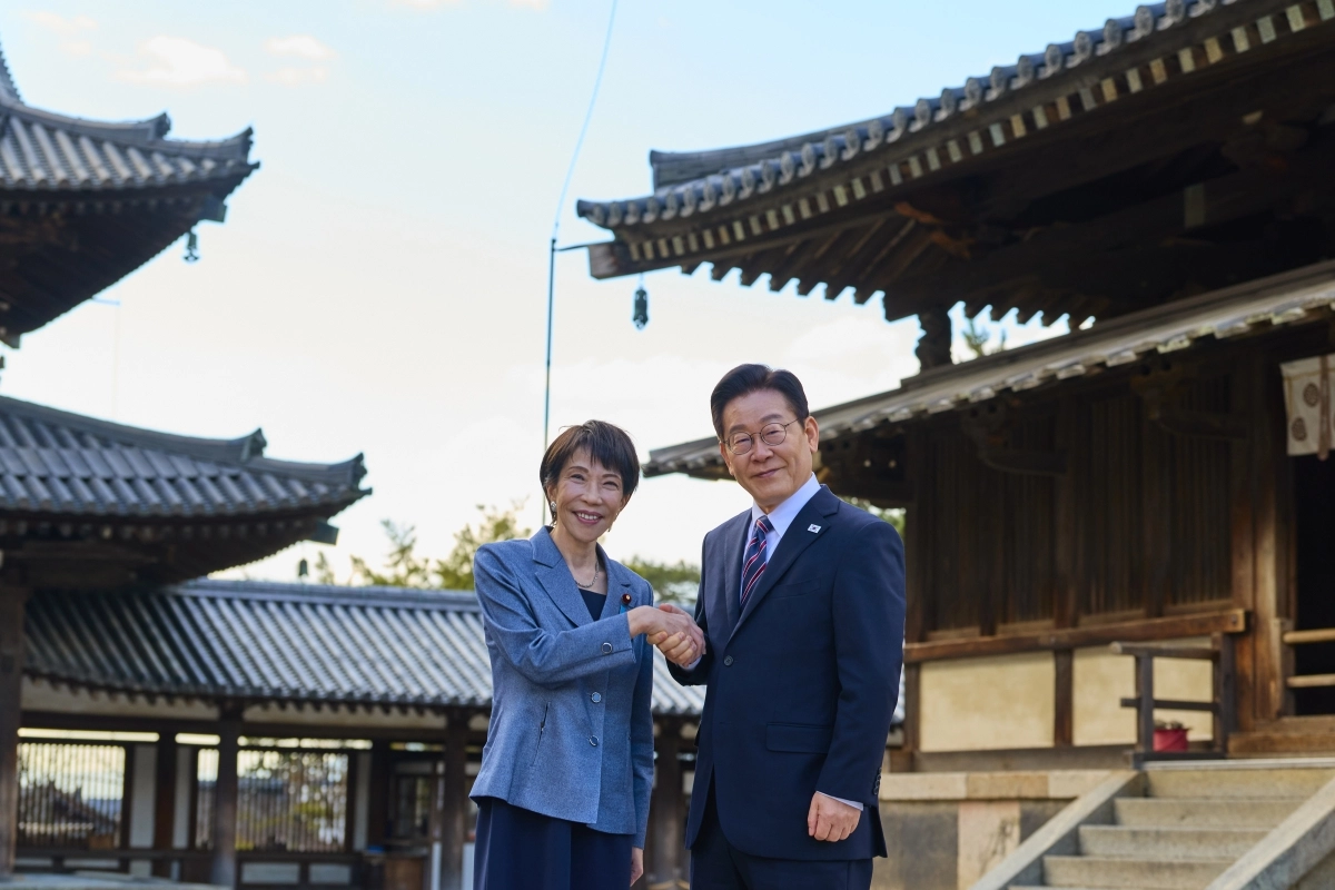 이재명 대통령과 다카이치 사나에 일본 총리가 지난 1월 일본 나라현 대표 문화유적지인 호류지(법륭사)에서 기념촬영을 하고 있다. 연합뉴스