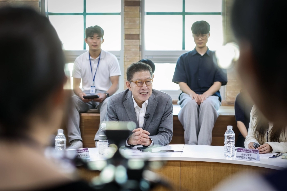 박형준 국민의힘 부산시장 후보가 15일 부산대학교 박물관에서 부산권대학언론연합 주최 2026 부산시장 후보자 초청 인터뷰를 하고 있다. 박형준 페이스북