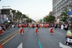 법복 입고 시민들에게 합장…로봇 스님과 함께한 2026 연등회