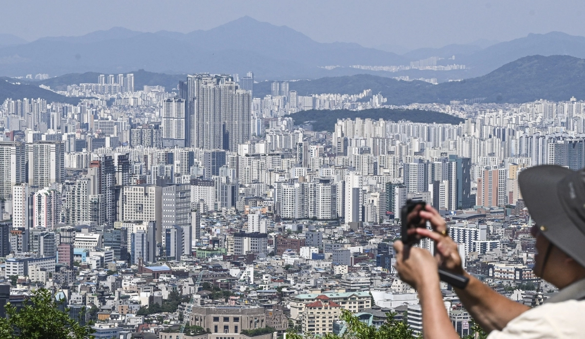 서울 아파트 시장이 매매와 전세, 월세 모두 높은 상승률을 보였다. 사진은 17일 서울 용산구 남산에서 바라본 서울 시내 아파트. 2026.5.17 이지훈 기자