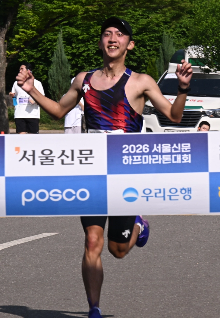 16일 열린 ‘2026 서울신문 하프마라톤대회’에서  하프 코스 남자 부문 1위에 오른 타이시로 카와노(일본)가 결승선을 통과하고 있다. 안주영 전문기자