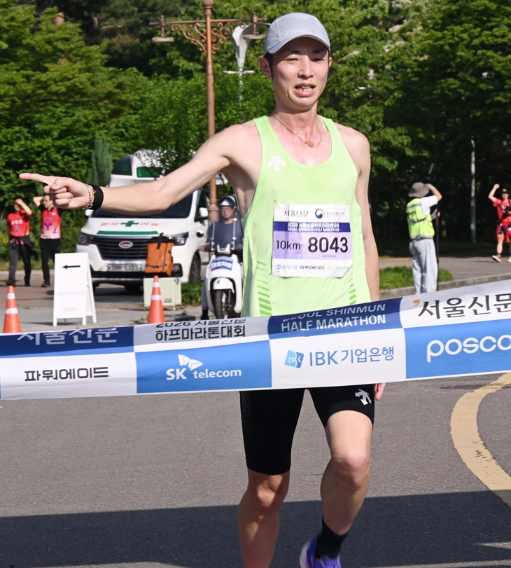 10㎞ 코스 남자 부문 우승을 차지한 일본인 아키바 나오토. 안주영 전문기자