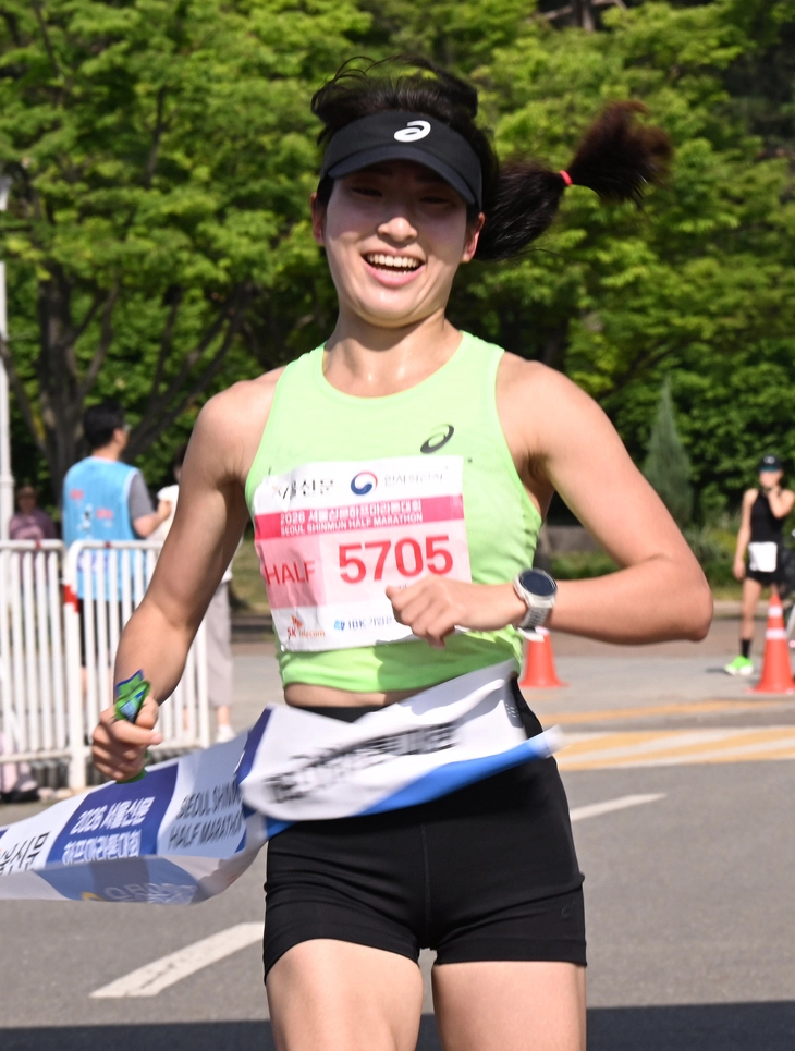 여자 하프 코스 우승자인 정혜란씨가 환하게 웃으며 결승선을 통과하고 있다. 안주영 전문기자