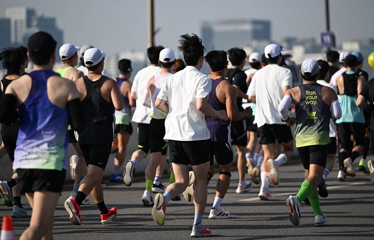 16일 서울 마포구 평화광장에서 열린 ‘2026 서울신문 하프마라톤 대회’에서 참가자들이 가양대교를 달리고 있다. 이지훈 기자