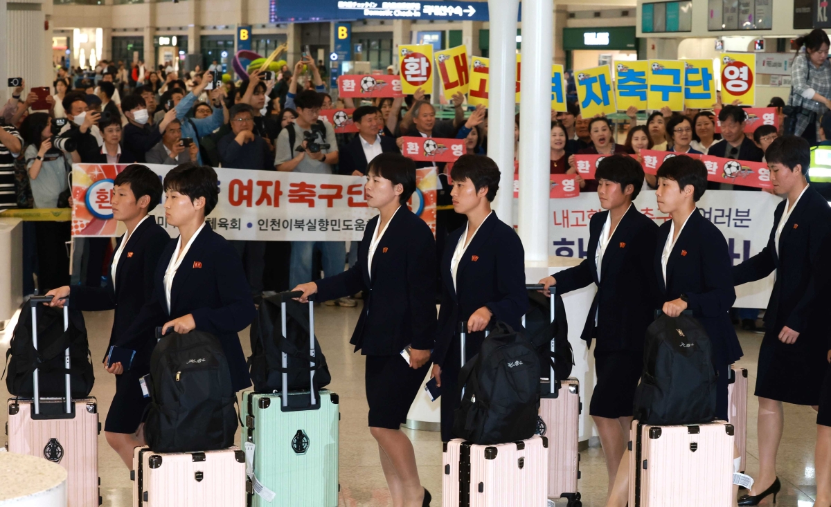 2025-2026 아시아축구연맹(AFC) 여자 챔피언스리그(AWCL) 4강전에서 수원FC 위민을 상대하는 내고향여자축구단이 17일 인천국제공항 제1여객터미널에서 자주통일평화연대 등 단체 관계자들의 환영을 받으며 입국하고 있다. 2026.5.17 [공동취재]