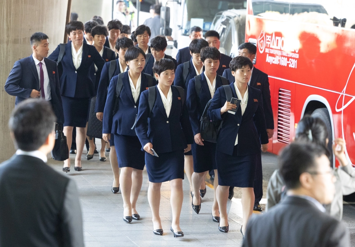 2025-2026 아시아축구연맹(AFC) 여자 챔피언스리그  4강전에서 수원FC 위민을 상대하는 내고향여자축구단이 17일 인천국제공항 제1여객터미널을 통해 입국한 뒤 버스 탑승을 위해 이동하고 있다. 2026.5.17 [공동취재]