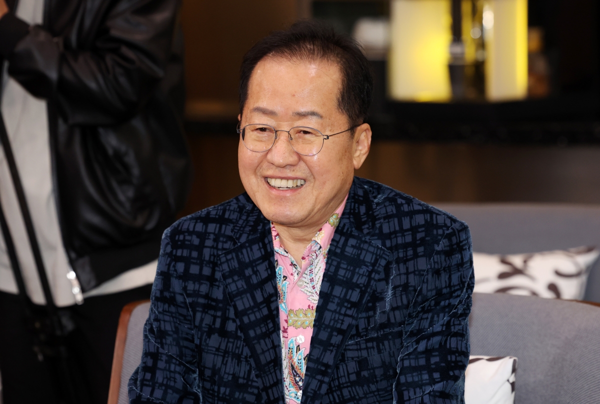 홍준표 전 대구시장이 2025년 5월 10일 오후 인천국제공항 제1여객터미널에서 미국 출국을 앞두고 배웅온 이준석 개혁신당 대선후보와 대화를 하고 있다. 뉴시스