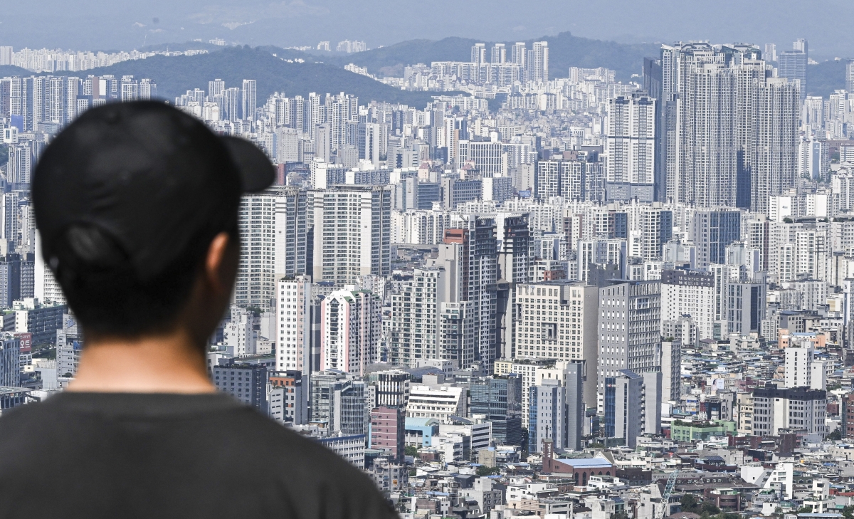서울 아파트 시장이 매매와 전세, 월세 모두 높은 상승률을 보이는 ‘트리플 강세’ 국면으로 접어들 조짐을 보이고 있다. 사진은 17일 서울 용산구 남산에서 바라본 서울 시내 아파트. 2026.5.17 이지훈 기자