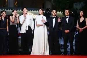 생각하고 무리 짓는 ‘K좀비’… 칸의 밤을 뒤흔들다