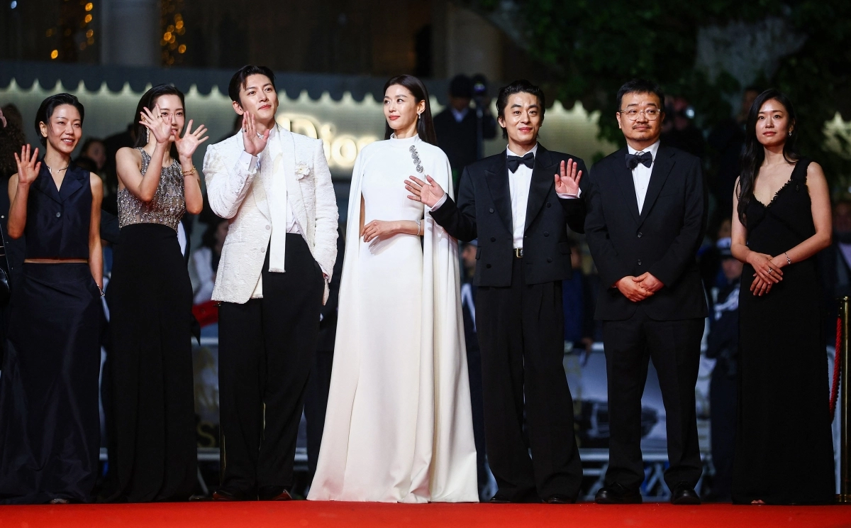 연상호(오른쪽 두 번째) 감독과 ‘군체’에서 열연한 배우들이 16일(현지시간) 프랑스 칸의 뤼미에르 대극장에서 열린 칸영화제 상영회에서 관객들에게 인사하고 있다. ﻿ 칸 로이터 연합뉴스