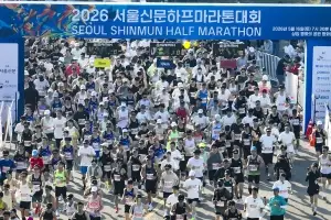 맨발 90세도, 애니 복장 친구도… ‘두 발의 열정’ 한강변 달궜다[서울신문 하프마라톤]
