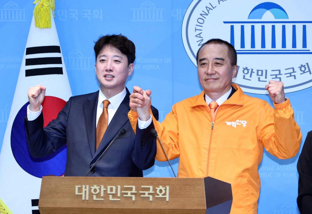 이준석 개혁신당 대표가 13일 국회 소통관에서 국민의힘 탈당 및 개혁신당 출마선언 기자회견을 마친 정승연 개혁신당 인천 연수갑 국회의원 보궐 선거 후보와 결의를 다지고 있다. 뉴시스
