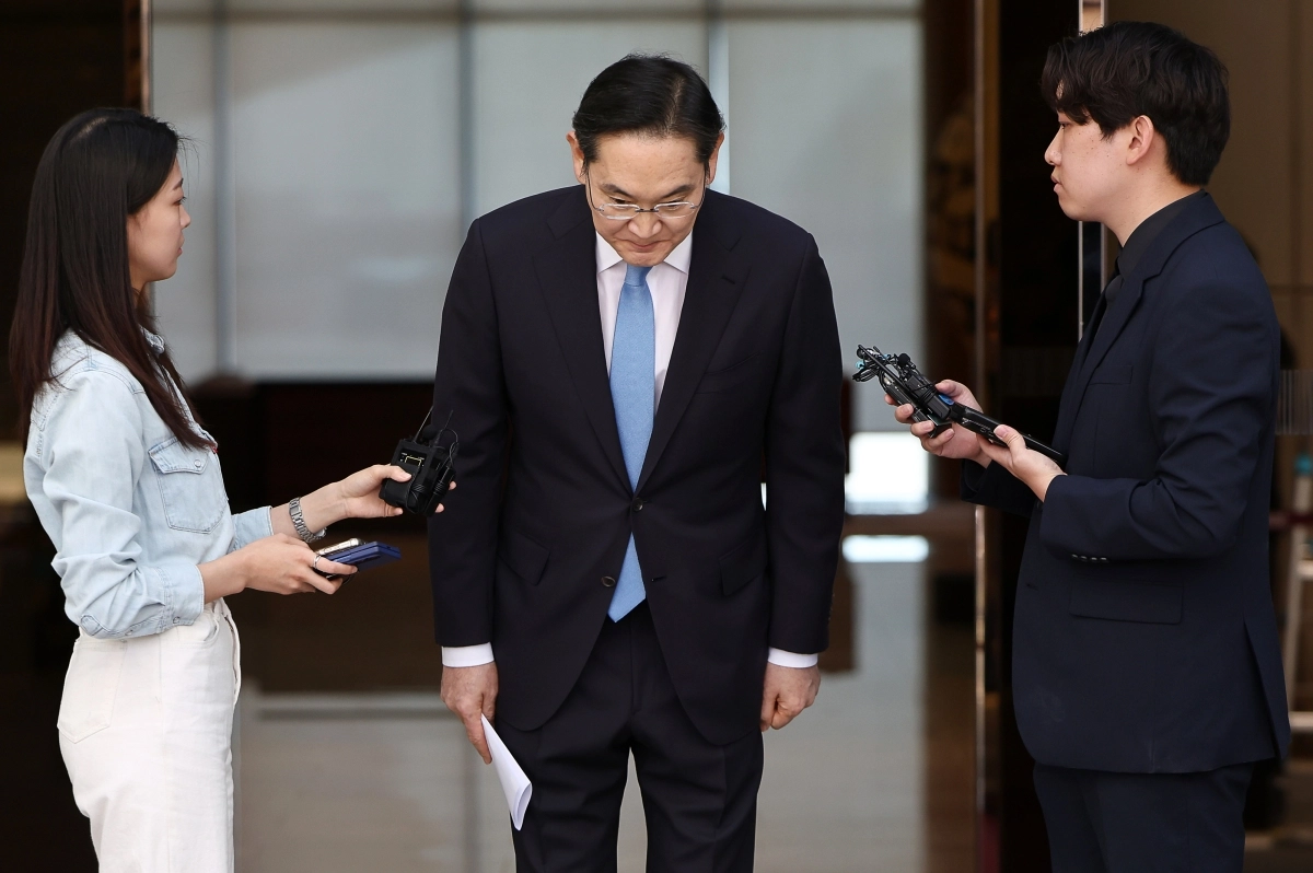 이재용 삼성전자 회장이 지난 16일 서울 강서구 서울김포비즈니스항공센터﻿를 통해 귀국한 뒤 노동조합의 총파업 예고와 관련해 대국민 사과를 하며 고개를 숙이고 있다﻿. 연합뉴스