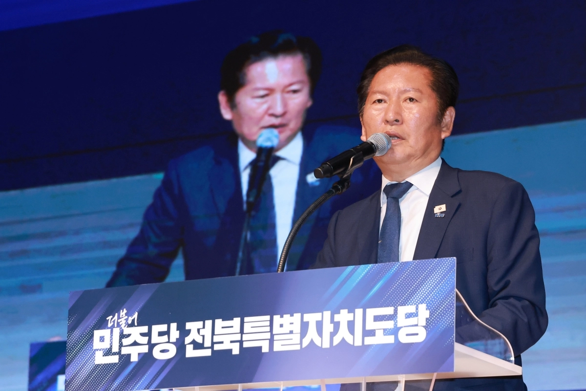 더불어민주당 총괄상임선대위원장인 정청래 대표가 17일 전북 전주대학교 JJ아트홀에서 열린 전북특별자치도당 선거대책위원회 발대식에 참석해 축사하고 있다. 2026.5.17 연합뉴스