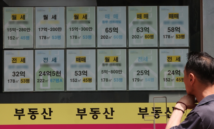 서울 아파트 시장이 매매와 전세, 월세 모두 높은 상승률을 보이는 ‘트리플 강세’를 나타내고 있다. 사진은 서울 강남구 부동산 중개업소에 붙은 매매·전세·월세 매물 안내문. 연합뉴스