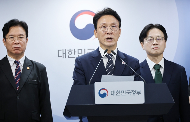 김민석 국무총리가 지난 17일 서울 종로구 정부서울청사에서  삼성전자 파업 관련 대국민 담화를 하고 있다.  왼쪽부터 김영훈 고용노동부 장관, 김 총리, 김정관 산업통상부 장관.  연합뉴스