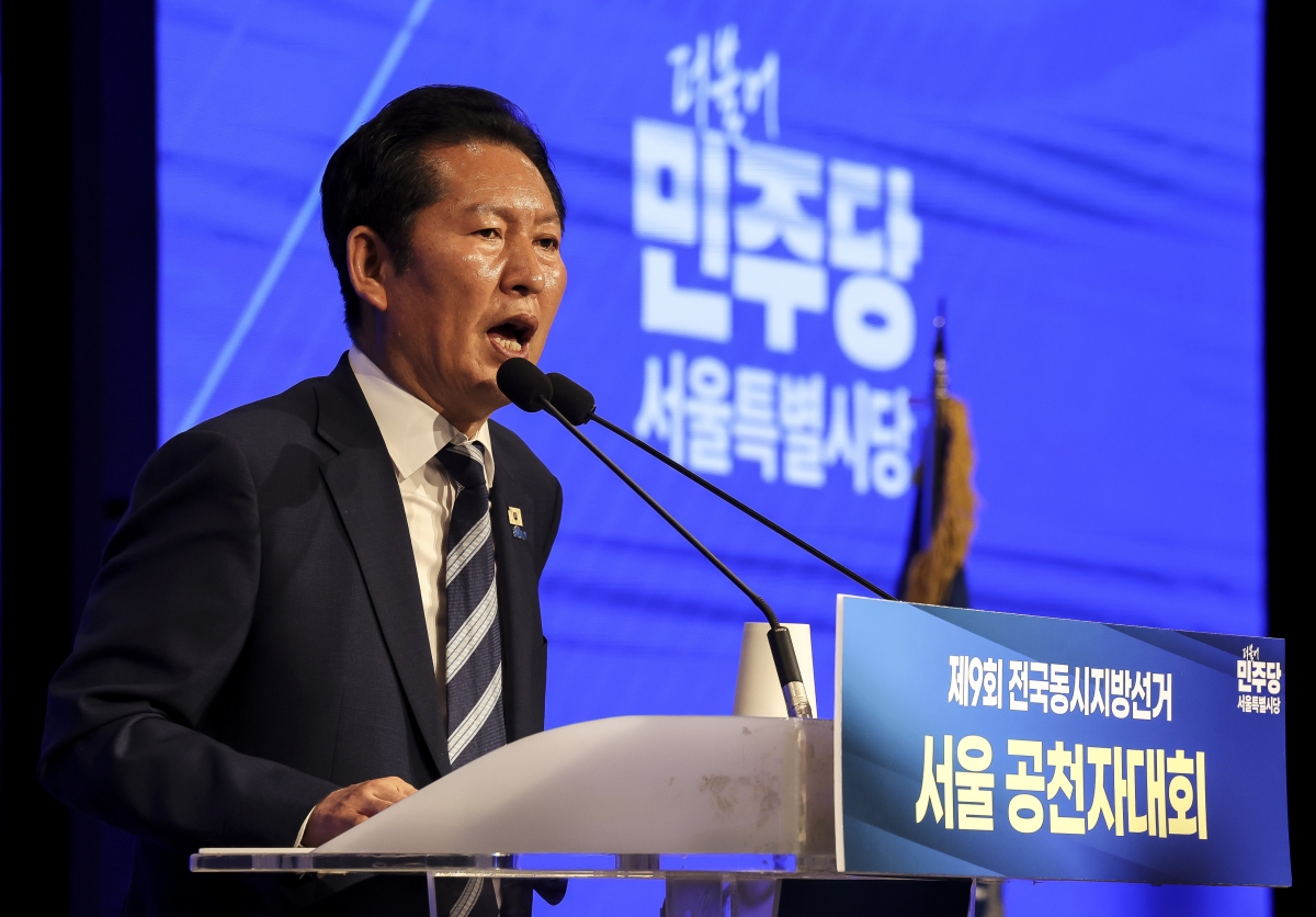 더불어민주당 상임총괄선대위원장인 정청래 대표가 11일 서울 영등포구 여의도 중소기업중앙회 KBIZ홀에서 열린 서울 공천자대회에서 인사말하고 있다. 2026.5.11 [공동취재]