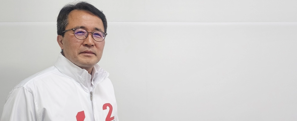 문성유 국민의힘 제주도지사 후보가 지난 12일 선거캠프 사무실에서 서울신문과의 인터뷰를 마치고 포즈를 취하고 있다. 제주 강동삼 기자