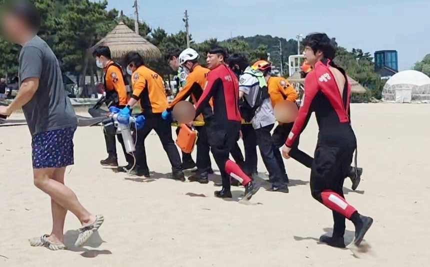 17일 오전 11시 42분쯤 강원 양양군 죽도해변 인근에서 스노클링하던 40대 남성이 물에 빠져 숨지는 사고가 발생했다. 사진은 해경과 소방이 응급환자를 이송하는 모습. 강릉해경 제공
