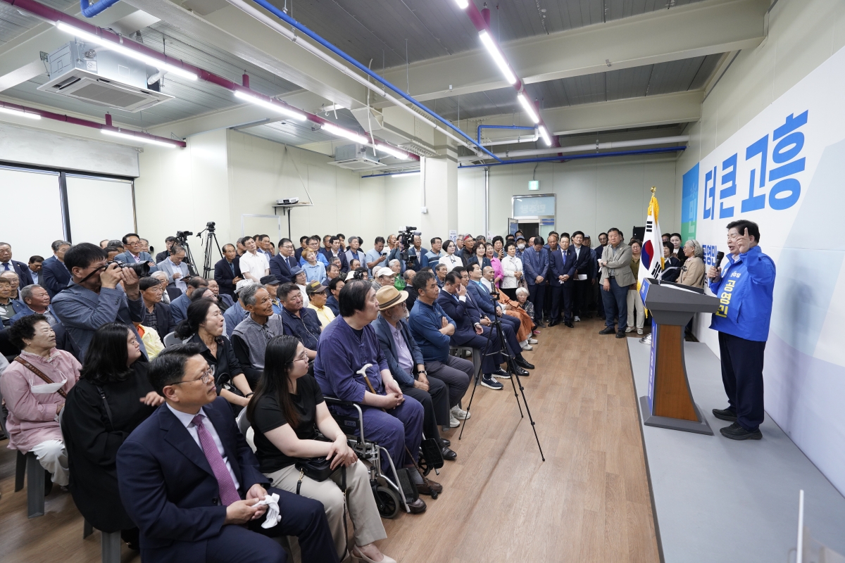 공영민 고흥군수 후보가  선거사무소 개소식에서 포부를 밝히고 있다.