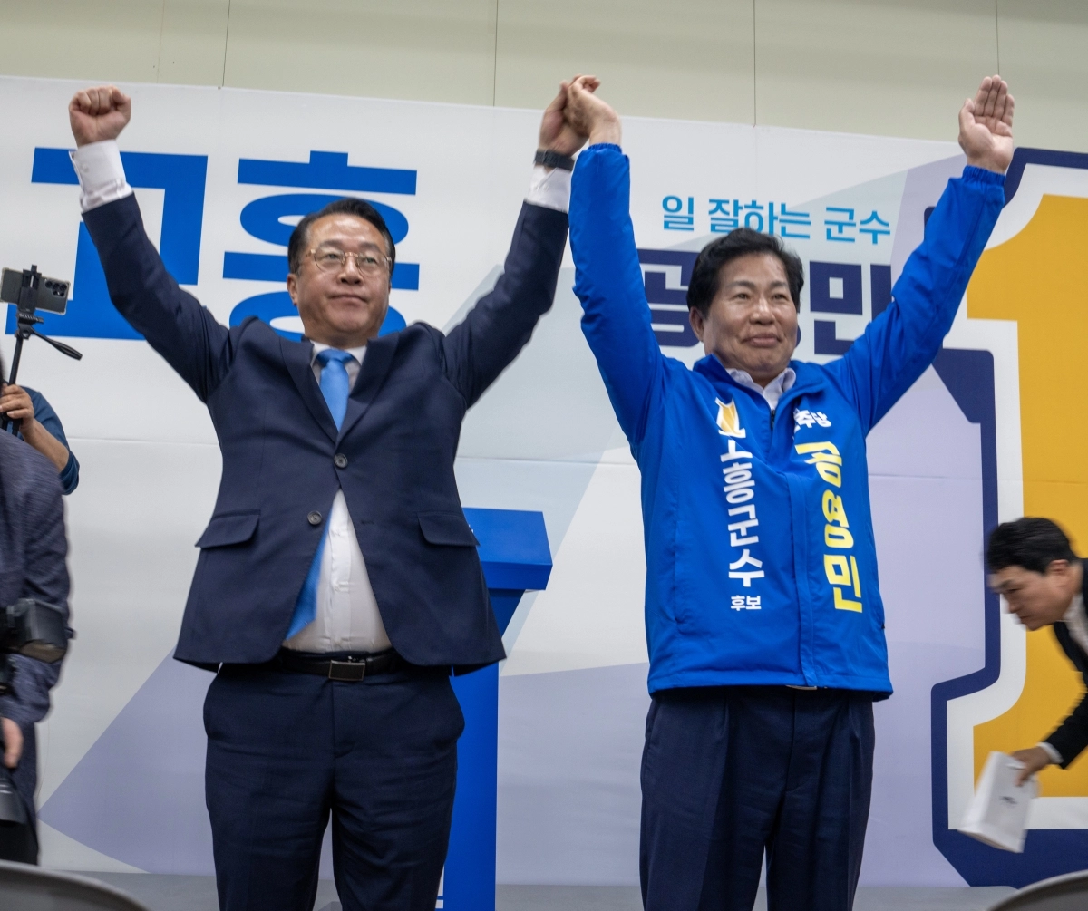 문금주 국회의원과 공영민 고흥군수 후보가 손을 맞잡고 지지자들에게 인사하고 있다.