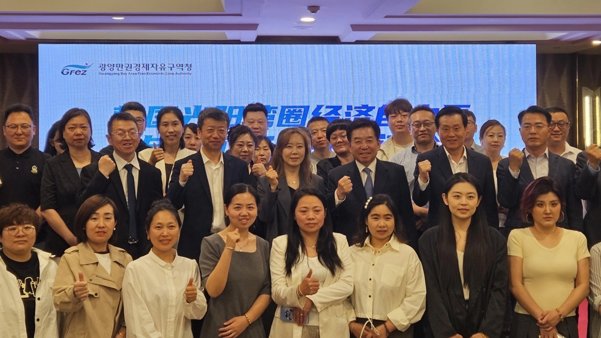 광양경자청 중국 투자유치 방문단이 14일 중국 하얼빈에서 열린 투자설명회 참석 기업인들과 투자협력 방안을 논의한 뒤 기념촬영을 하고 있다.