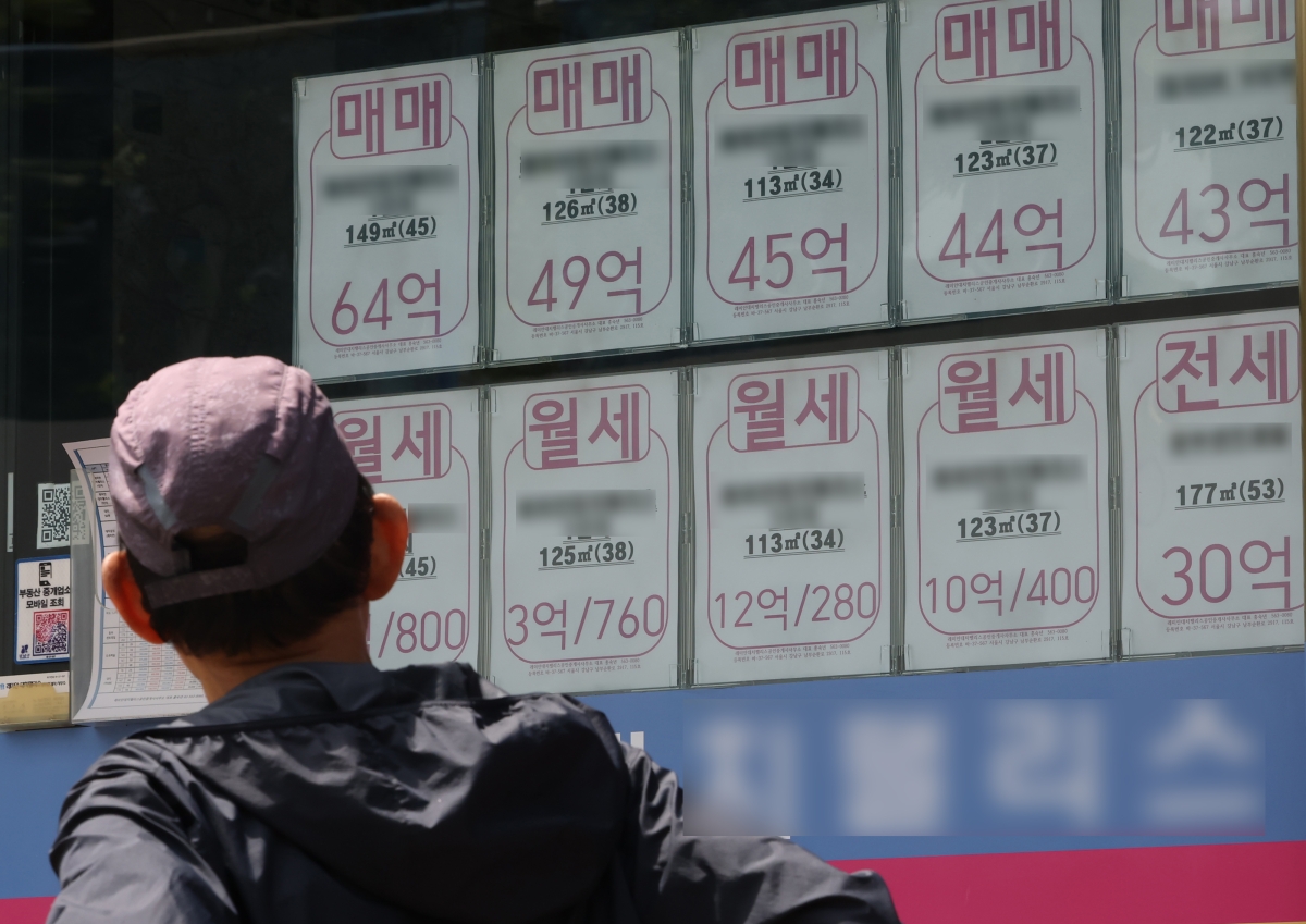 서울 아파트 시장이 매매와 전세, 월세 모두 높은 상승률을 보이는 ‘트리플 강세’ 국면으로 접어들 조짐을 보이고 있다. 사진은 지난달 서울 강남구 부동산 중개업소에 붙은 매매·전세·월세 매물 안내문. 연합뉴스