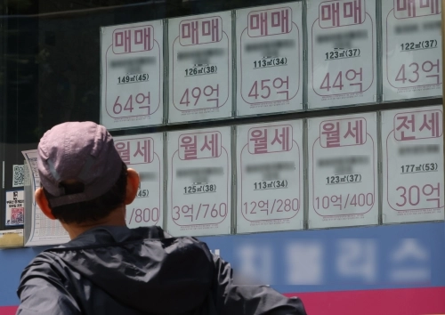 17일 서울 강남구 부동산 중개업소에 붙은 매매·전세·월세 매물 안내문. 2026.5.17 연합뉴스