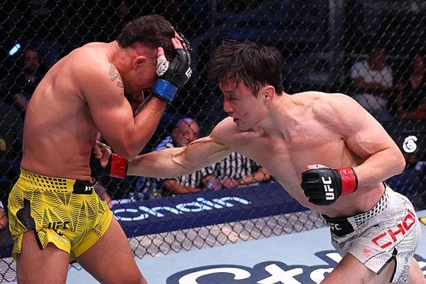 최두호(오른쪽)가 17일(한국시간) 미국 네바다주 라스베이거스 UFC 에이팩스에서 열린 다니엘 산투스와의 경기에서 강력한 오른손 보디샷을 적중시키고 있다. UFC 제공