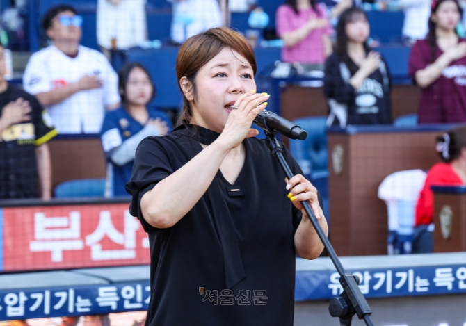 엄지영이 16일 경남 창원NC파크에서 열린 NC 다이노스와 키움 히어로즈의 경기에 앞서 애국가를 부르고 있다. 2026.5.16 NC 다이노스 제공