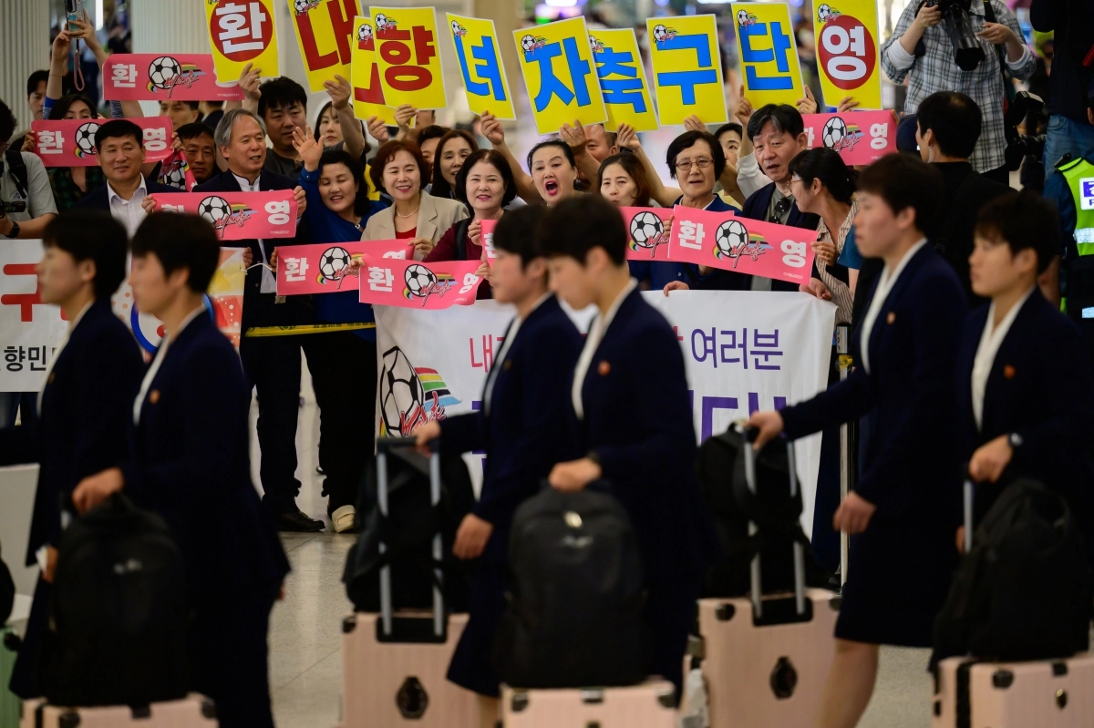 환영받으며 입국하는 내고향축구단