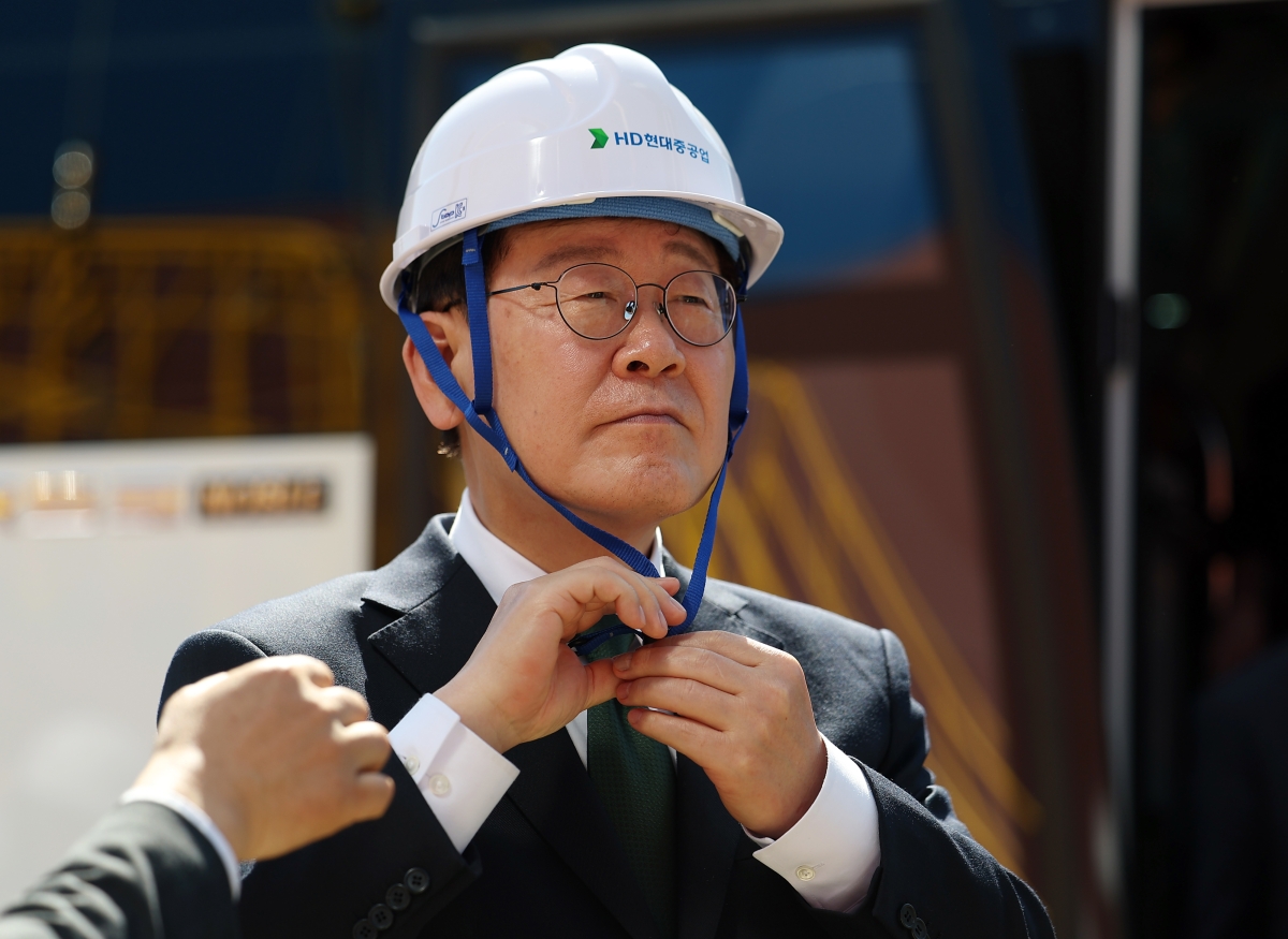 안전모 착용하는 이재명 대통령
