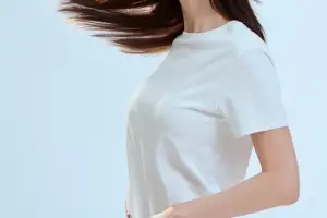 탑텐 “이른 더위에 ‘전지현 냉감티’ 판매 호조”