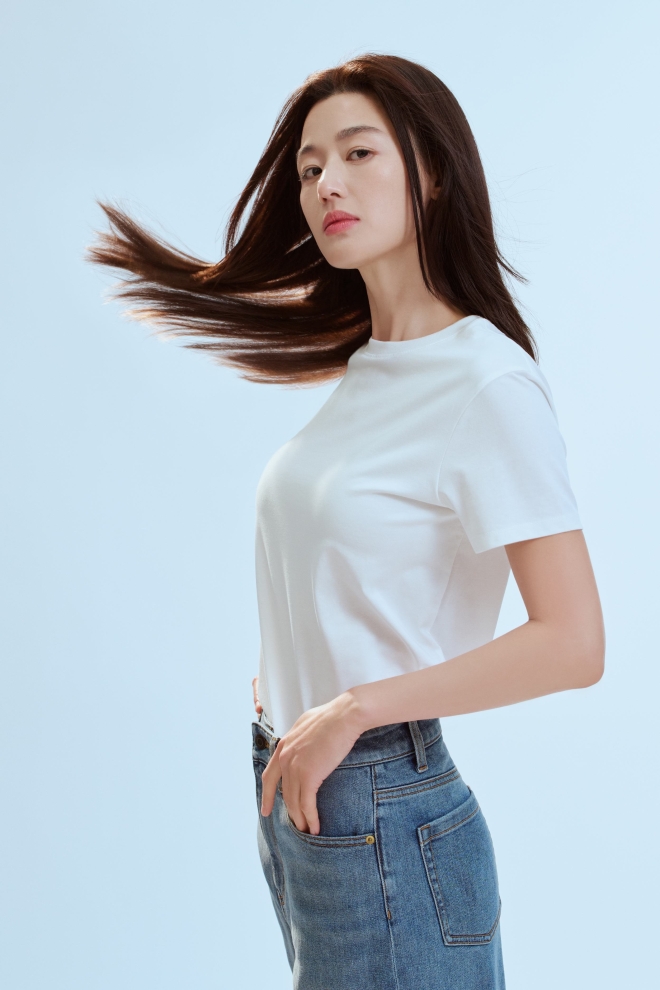 탑텐 “이른 더위에 ‘전지현 냉감티’ 판매 호조”