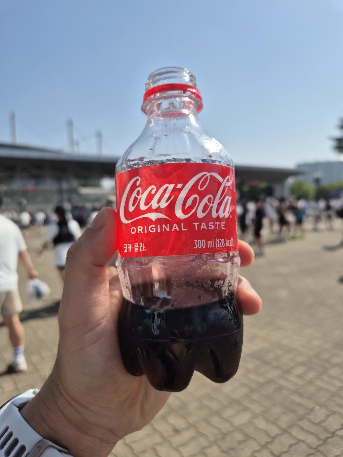 평소 탄산음료를 즐기지 않지만(맥주 제외) 완주 직후 이온 음료 대신 콜라를 집어 들었다. 미슐랭 3스타 미식이 부럽지 않은 행복이 탄산 기포처럼 알알이 터져 올랐다. 박성국 기자