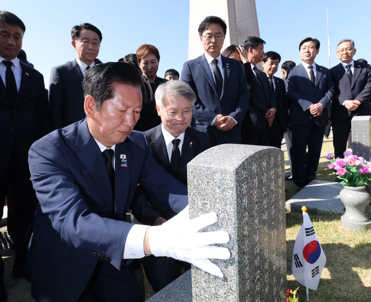 더불어민주당 총괄상임선대위원장인 정청래 대표와 민형배 전남광주통합특별시장 후보가 5·18 민주화운동 46주년 기념일인 18일 광주 북구 국립 5·18민주묘지를 찾아 윤상원 열사의 묘역에서 참배하고 있다. 2026.5.18 연합뉴스