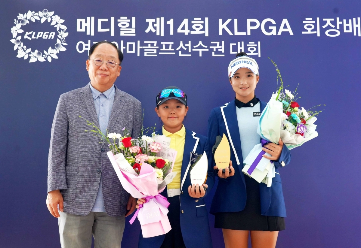 2024년 메디힐 제14회 KLPGA 회장배 여자 아마 골프선수권대회 때 우승자 정지효(오른쪽)와 권오섭 회장.