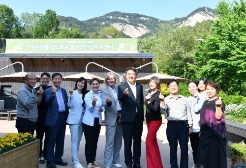 오승록(왼쪽 일곱 번째) 노원구청장이 지난 16일 불암산 산림치유센터에서 세계산림치유포럼 관계자와 기념사진을 찍고 있다.  노원구 제공