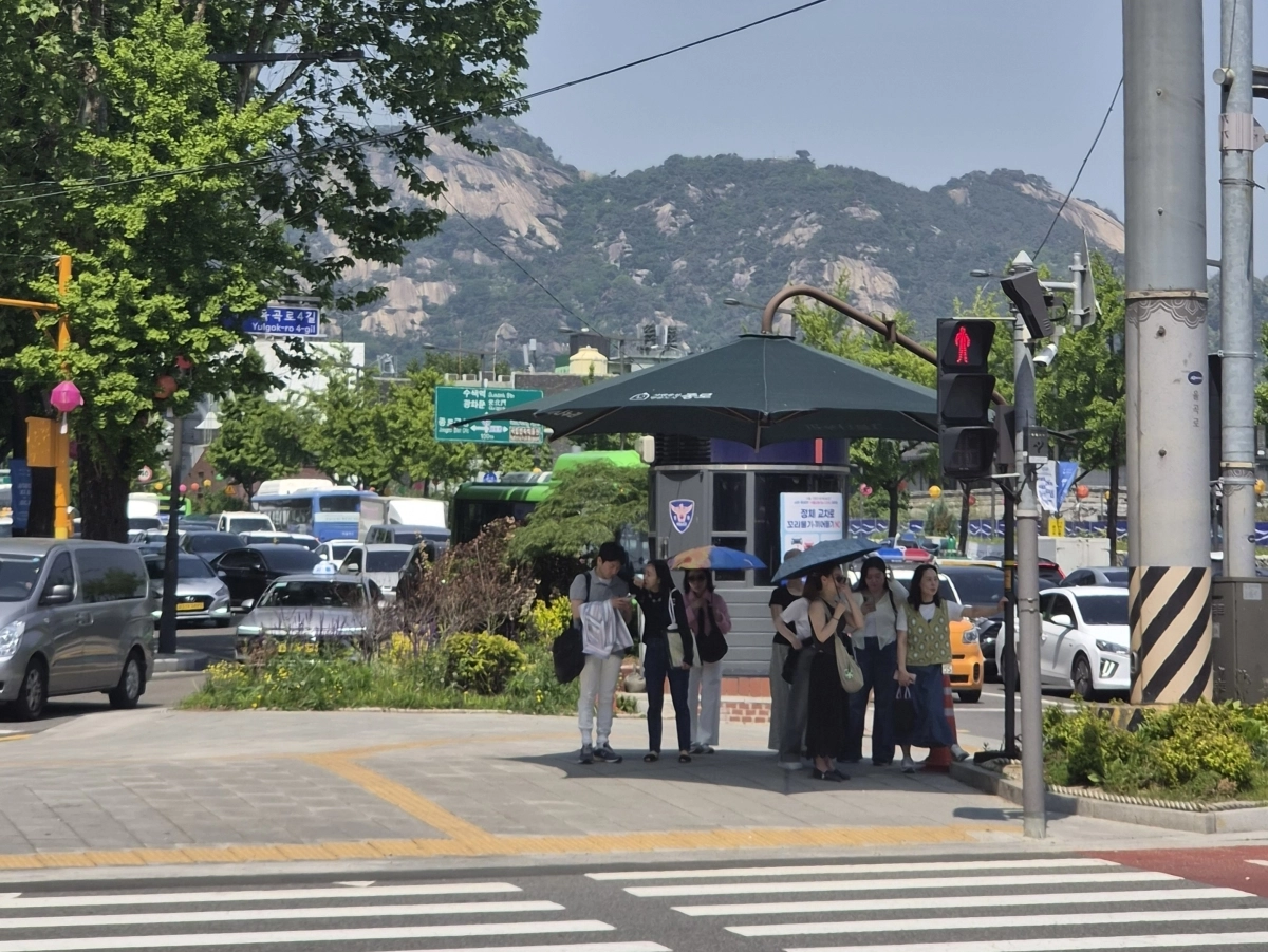 종로구 거리에 설치된 그늘막