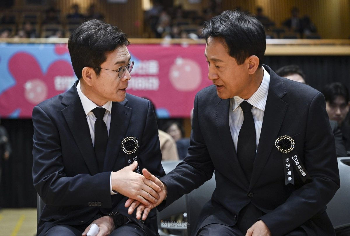 정원오(왼쪽) 더불어민주당 서울시장 후보와 오세훈 국민의힘 서울시장 후보가 18일 서울시청에서 열린 5·18 민주화운동 제46주년 서울 기념식에 참석해 있다. 2026.5.18 이지훈 기자