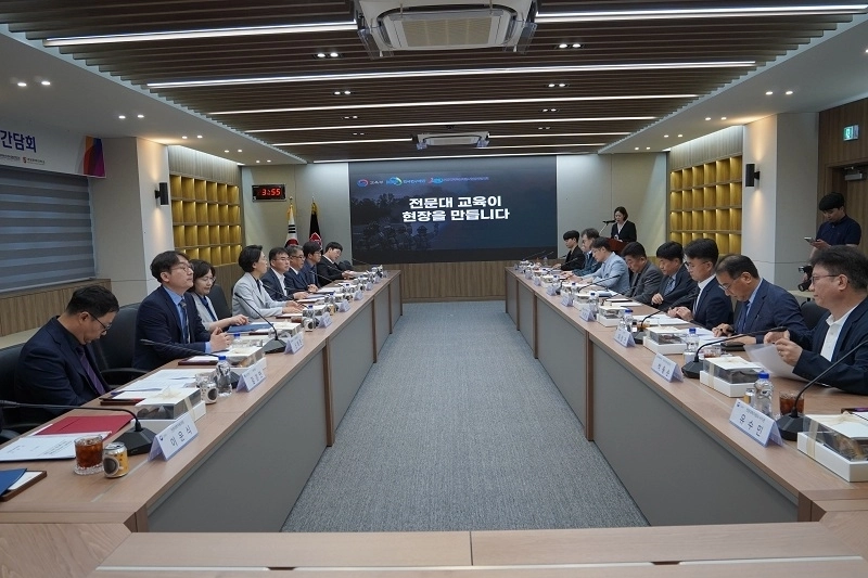 지난 15일 계명문화대학교에서 개최된 전문대학 현장 간담회에서 대학, 지자체, 산업계 관계자들이 지역 산업 수요에 맞춘 전문기술인재 양성 방안에 대해 심도 있는 의견을 나누고 있다.(사진 제공: 계명문화대학교)