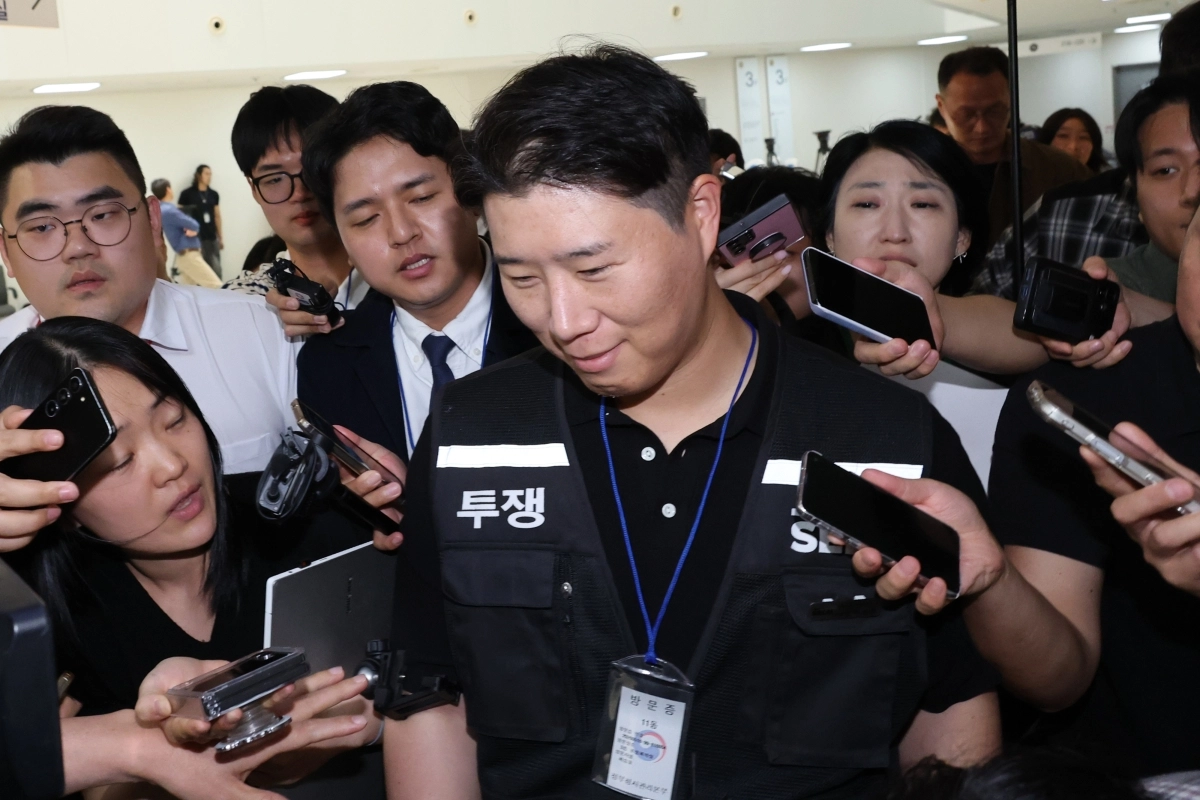 취재진 질문 받는 최승호 위원장